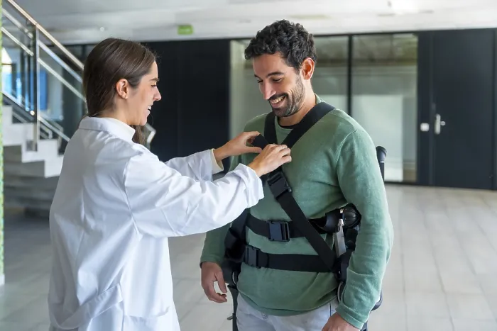 Stampa con cornice : Esoscheletro meccanico, fisioterapista donna medico che mette nastri su persona disabile con scheletro robotico. Stampa con cornice : Esoscheletro meccanico, fisioterapista donna medico che mette nastri su persona disabile con scheletro robotico.