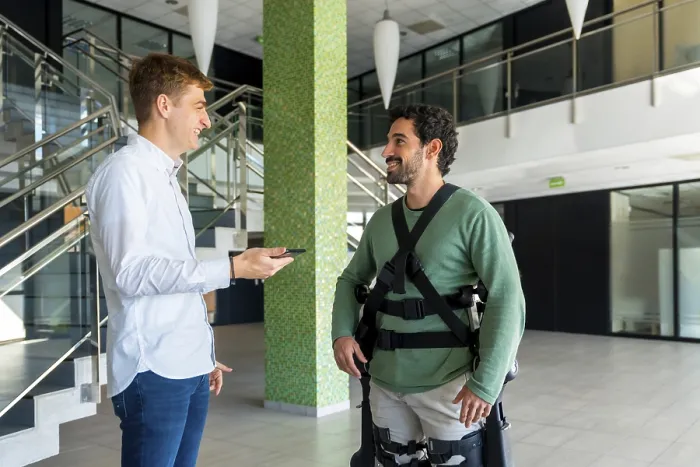 Stampa con cornice : Esoscheletro meccanico, fisioterapista che guarda la consulenza con tablet con persona disabile con scheletro robotico. Stampa con cornice : Esoscheletro meccanico, fisioterapista che guarda la consulenza con tablet con persona disabile con scheletro robotico.