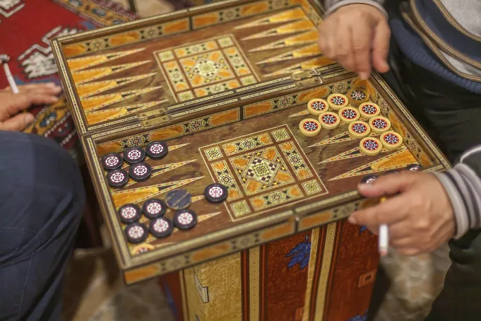 Stampa con cornice : Due uomini che giocano a backgammon, Turchia.