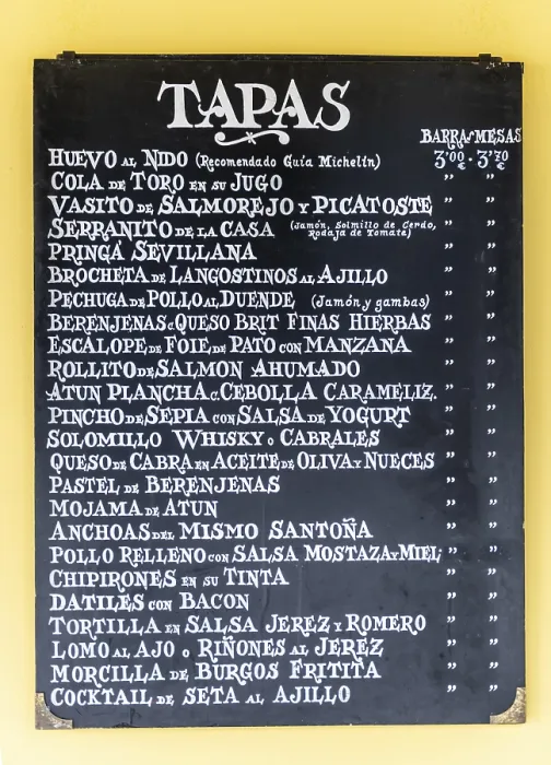 Stampa con cornice : Il menu con diverse tapas in un bar di tapas.