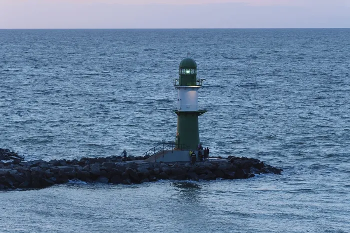 Stampa con cornice : Mole con faro, Warnemünde. Stampa con cornice : Mole con faro, Warnemünde.