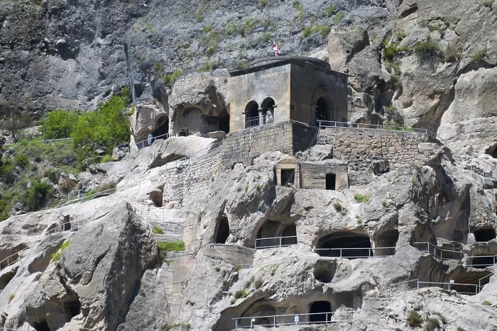 Stampa con cornice : Complesso monastico nascosto tra le rocce.
