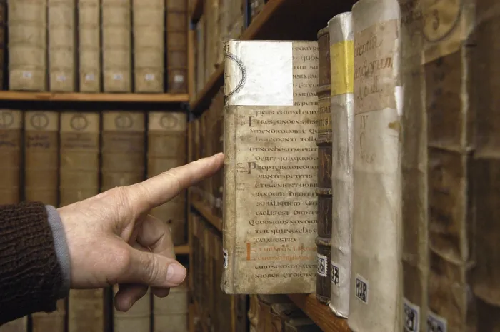 Stampa con cornice : In una biblioteca di un monastero con libri.