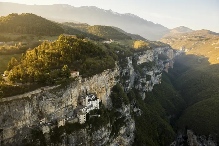 Stampa con cornice : Monastero su una pendice in un canyon. Stampa con cornice : Monastero su una pendice in un canyon.