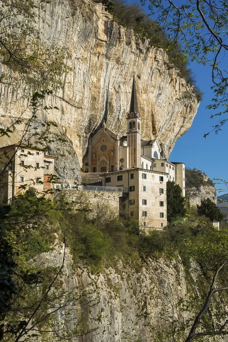 Stampa con cornice : Monastero su una pendice in un canyon. Stampa con cornice : Monastero su una pendice in un canyon.