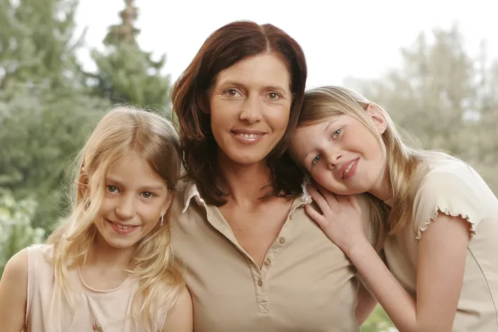 Stampa con cornice : Madre con due figlie. Stampa con cornice : Madre con due figlie.