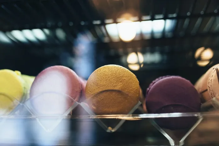 Stampa con cornice : Macarons multicolori su un vetrino in un caffè.