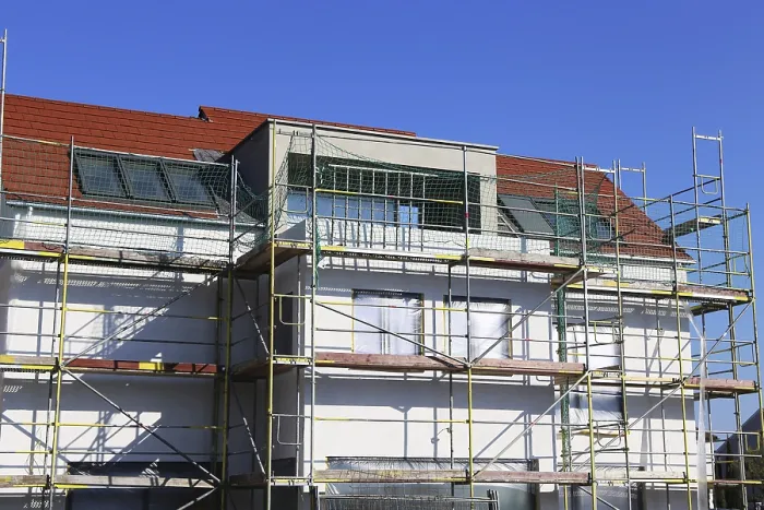 Stampa con cornice : Edificio nuovo con rendering di base completato dell'esterno Edificio nuovo con rendering di base completato Stampa con cornice : Edificio nuovo con rendering di base completato dell'esterno Edificio nuovo con rendering di base completato