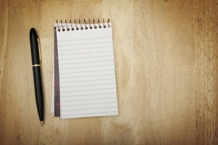 Stampa con cornice : Quaderno e penna. Stampa con cornice : Quaderno e penna.