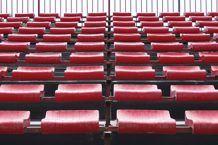 Stampa con cornice : Posti vuoti e numerati in uno stadio. Stampa con cornice : Posti vuoti e numerati in uno stadio.