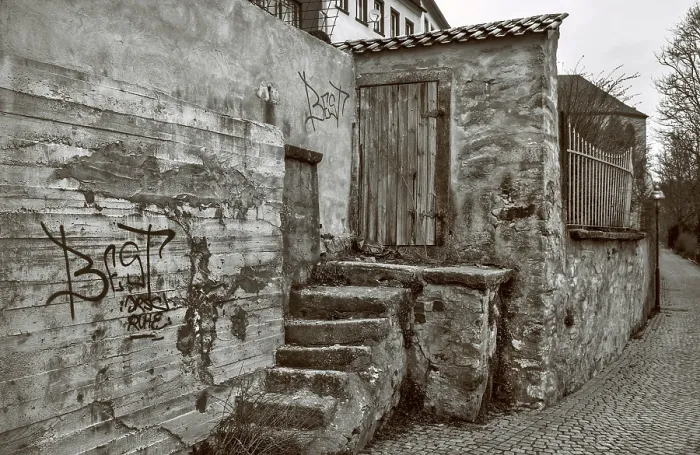 Stampa con cornice : La vecchia scala sulla strada. Stampa con cornice : La vecchia scala sulla strada.