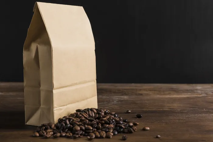 Stampa con cornice : Confezionare i chicchi di caffè.