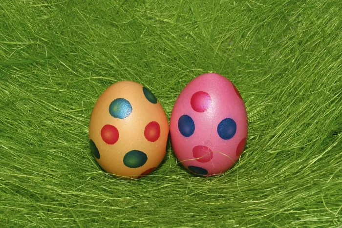 Stampa con cornice : Due uova di Pasqua dipinte.