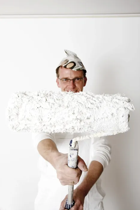 Stampa con cornice : Pittore con pennello a rullo.
