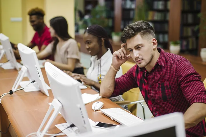 Stampa con cornice : Uomo pensieroso in aula con computer.