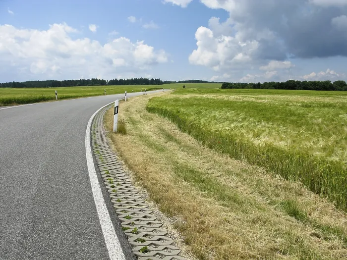 Stampa con cornice : Strada perfetta in paesaggio con campi. Stampa con cornice : Strada perfetta in paesaggio con campi.