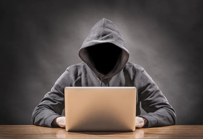 Stampa con cornice : Immagine di un hacker su un computer.