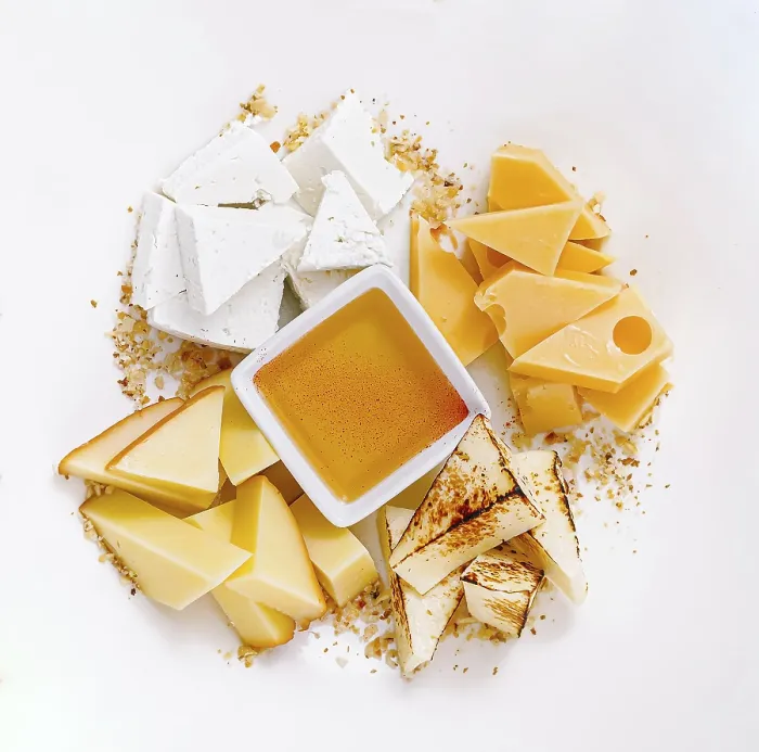 Stampa con cornice : Piatto con diversi tipi di formaggio.