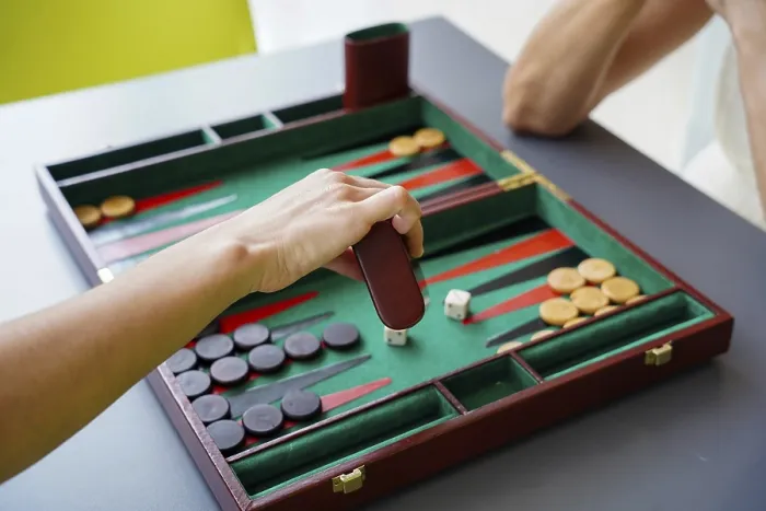 Stampa con cornice : Un giocatore fa un movimento in un gioco di backgammon. Stampa con cornice : Un giocatore fa un movimento in un gioco di backgammon.