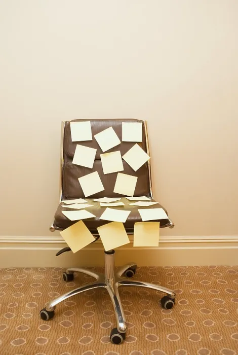Stampa con cornice : Appunti Post-it su una sedia. Stampa con cornice : Appunti Post-it su una sedia.