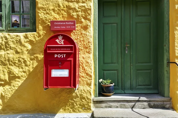 Stampa con cornice : Ufficio postale, dettaglio facciata. Stampa con cornice : Ufficio postale, dettaglio facciata.