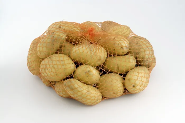 Stampa con cornice : Patate in una rete Stampa con cornice : Patate in una rete