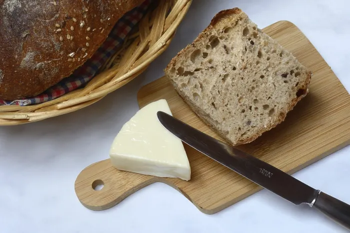 Stampa con cornice : Formaggio processato, angolo formaggio e pane con coltello. Stampa con cornice : Formaggio processato, angolo formaggio e pane con coltello.
