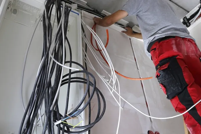 Stampa con cornice : Installazione elettrica professionale su carcassa edificio. Stampa con cornice : Installazione elettrica professionale su carcassa edificio.