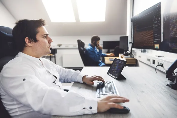 Stampa con cornice : Programmatore IT che lavora su un computer da scrivania. Stampa con cornice : Programmatore IT che lavora su un computer da scrivania.