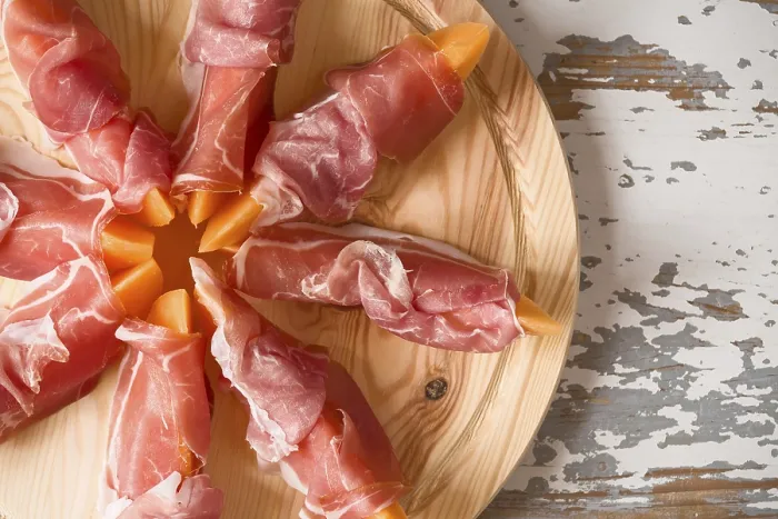 Stampa con cornice : Prosciutto e melone visto da sopra.