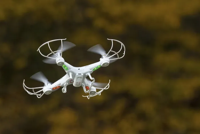 Stampa con cornice : Quadricottero, drone con camera. Stampa con cornice : Quadricottero, drone con camera.