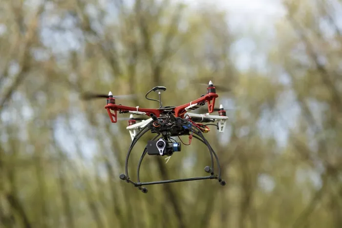 Stampa con cornice : Quadrocopter mentre vola nella foresta. Stampa con cornice : Quadrocopter mentre vola nella foresta.