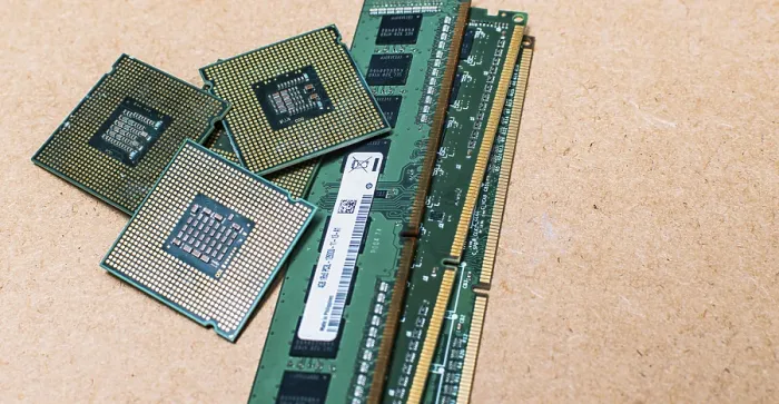Stampa con cornice : Memorie RAM isolate con microprocessori di computer. Stampa con cornice : Memorie RAM isolate con microprocessori di computer.