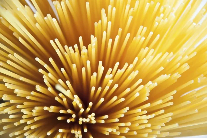 Stampa con cornice : Spaghetti crudo dal vertice. Stampa con cornice : Spaghetti crudo dal vertice.