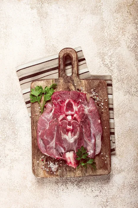 Stampa con cornice : Carne cruda, collo di vitello al collo. Stampa con cornice : Carne cruda, collo di vitello al collo.
