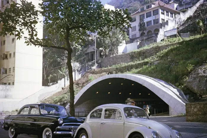 Stampa con cornice : Tunnel stradale attraverso una montagna, Copacabana, Rio de Janeiro, Brasile, Sud America 1962. Stampa con cornice : Tunnel stradale attraverso una montagna, Copacabana, Rio de Janeiro, Brasile, Sud America 1962.