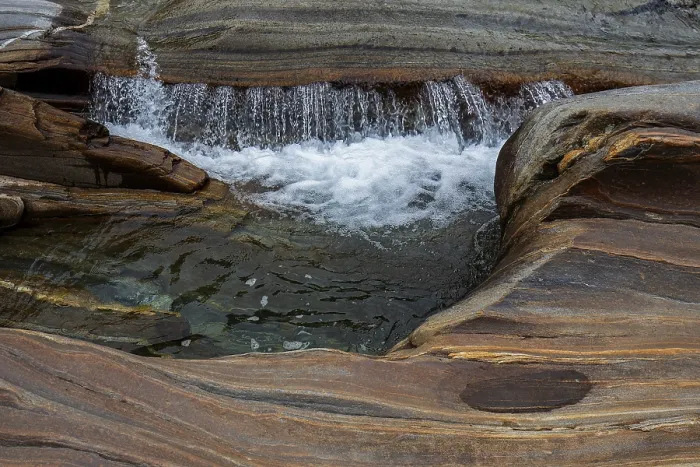 Stampa con cornice : Rocce, strutture rocciose, piccola cascata. Stampa con cornice : Rocce, strutture rocciose, piccola cascata.
