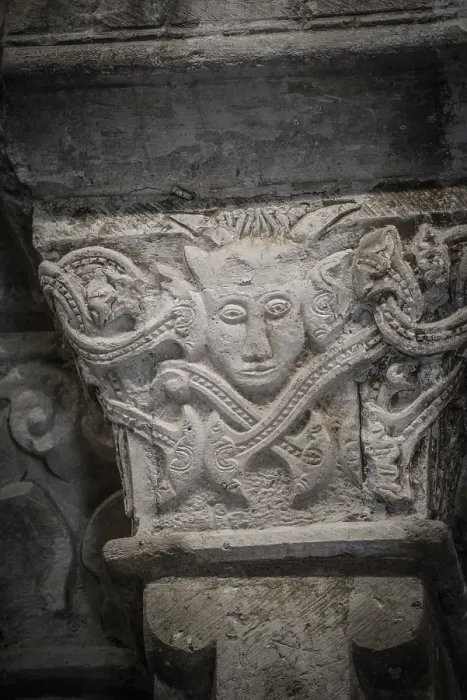 Stampa con cornice : Capitello romanico con un diavolo. Stampa con cornice : Capitello romanico con un diavolo.