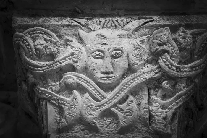 Stampa con cornice : Capitello romanico con un diavolo. Stampa con cornice : Capitello romanico con un diavolo.