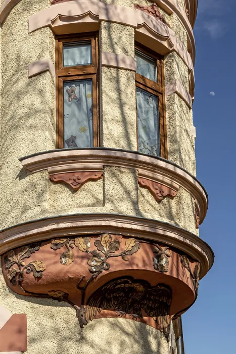 Stampa con cornice : Finestra a rasoio rotonda su un edificio residenziale. Stampa con cornice : Finestra a rasoio rotonda su un edificio residenziale.