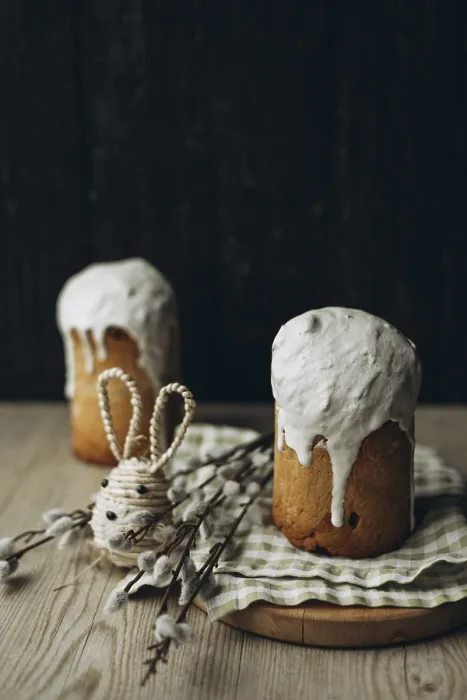 Stampa con cornice : Un allestimento rustico con due Kulich. Stampa con cornice : Un allestimento rustico con due Kulich.