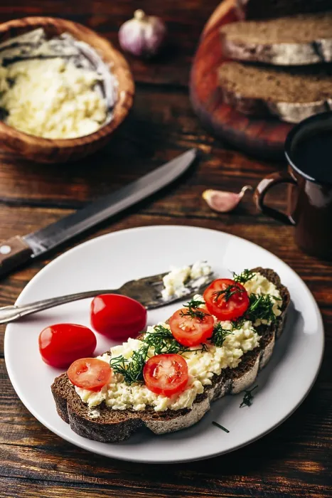 Stampa con cornice : Pane rye toast con formaggio processato. Stampa con cornice : Pane rye toast con formaggio processato.
