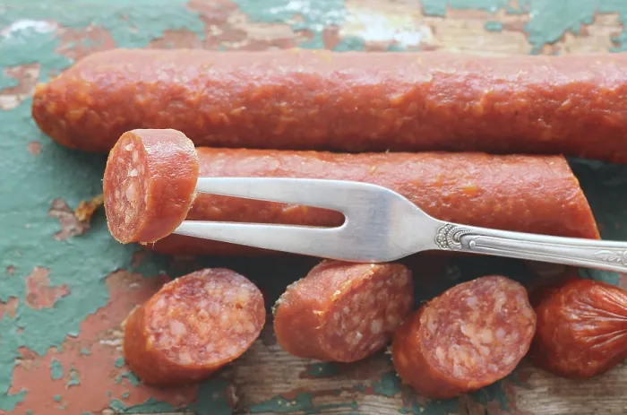 Stampa con cornice : Salame con una forchetta.