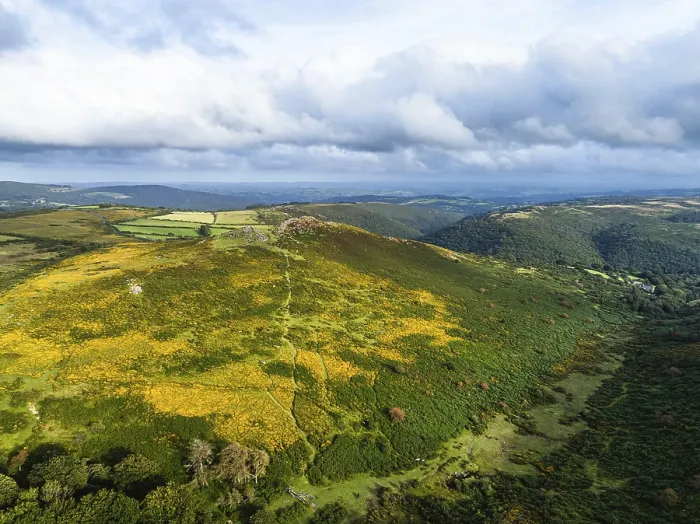 Stampa con cornice : Tor di Sharp da un drone, Dartmeet. Stampa con cornice : Tor di Sharp da un drone, Dartmeet.