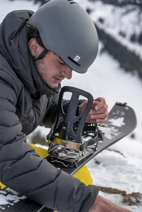Stampa con cornice : I escursionisti sci, l'uomo assembla il suo splitboard.