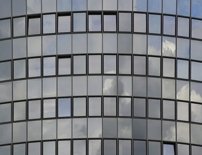 Stampa con cornice : Il cielo è riflesso in un moderno. Stampa con cornice : Il cielo è riflesso in un moderno.