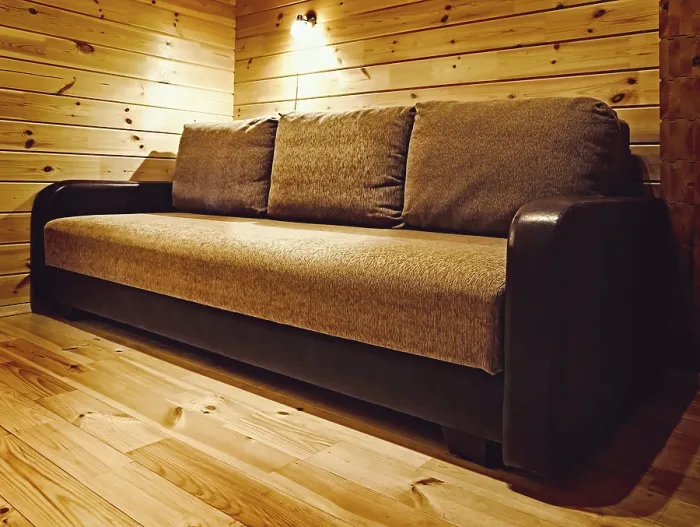 Stampa con cornice : Sofa nell'angolo della stanza. Stampa con cornice : Sofa nell'angolo della stanza.