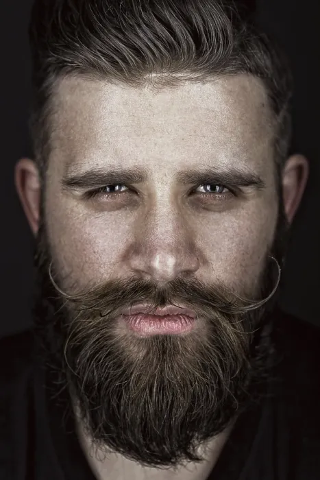 Stampa con cornice : Un uomo solido con una barba e un baffo. Stampa con cornice : Un uomo solido con una barba e un baffo.