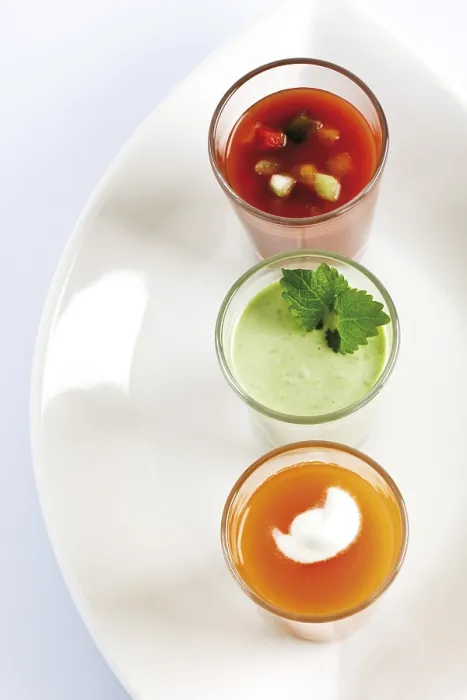 Stampa con cornice : Tre zuppe in bicchieri, gazpacho. Stampa con cornice : Tre zuppe in bicchieri, gazpacho.