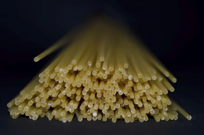 Stampa con cornice : Spaghetti su sfondo nero. Stampa con cornice : Spaghetti su sfondo nero.